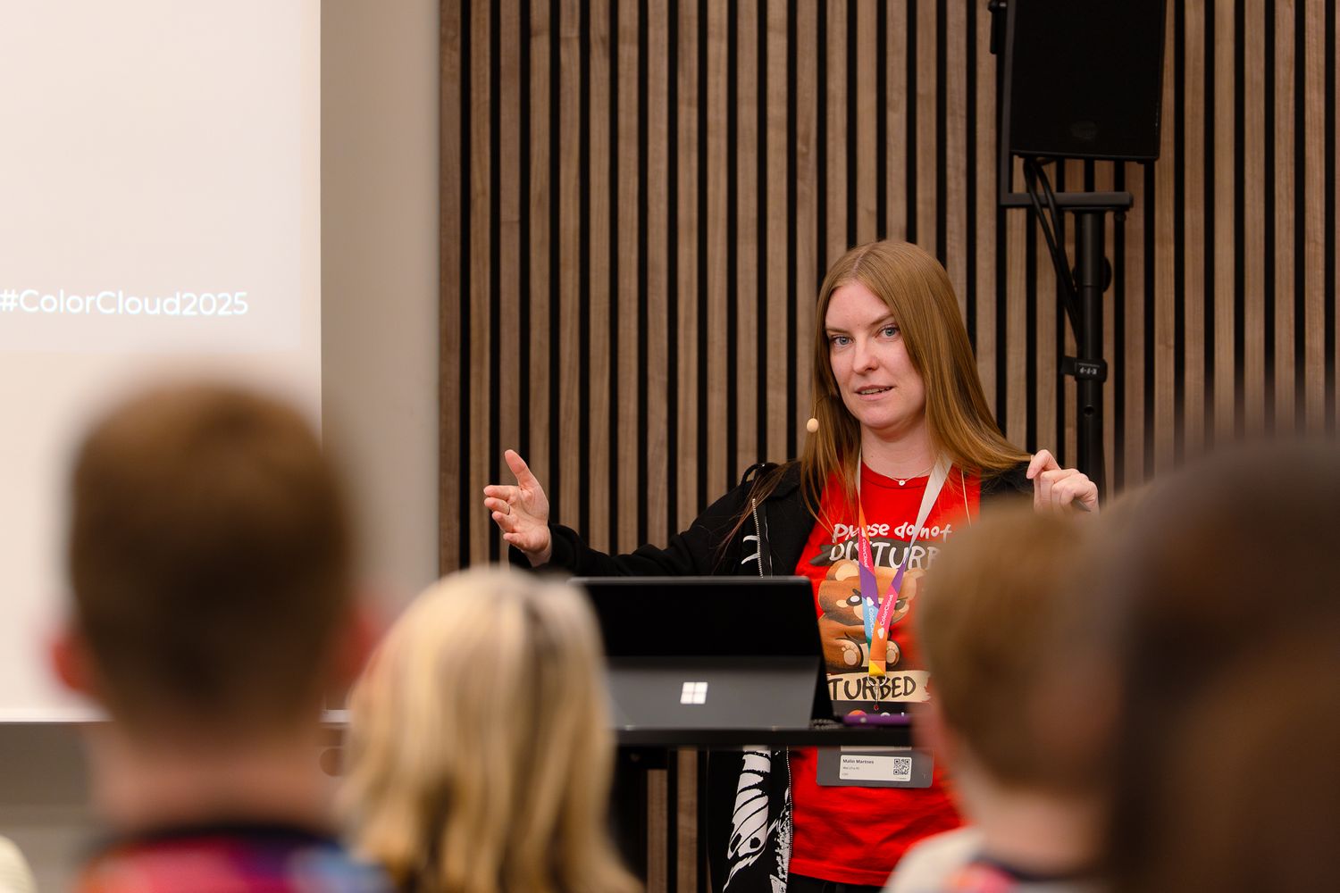 Malin Martnes richtet sich während ihres Vortrags auf der ColorCloud-Konferenz 2025 an das Publikum und macht Handbewegungen