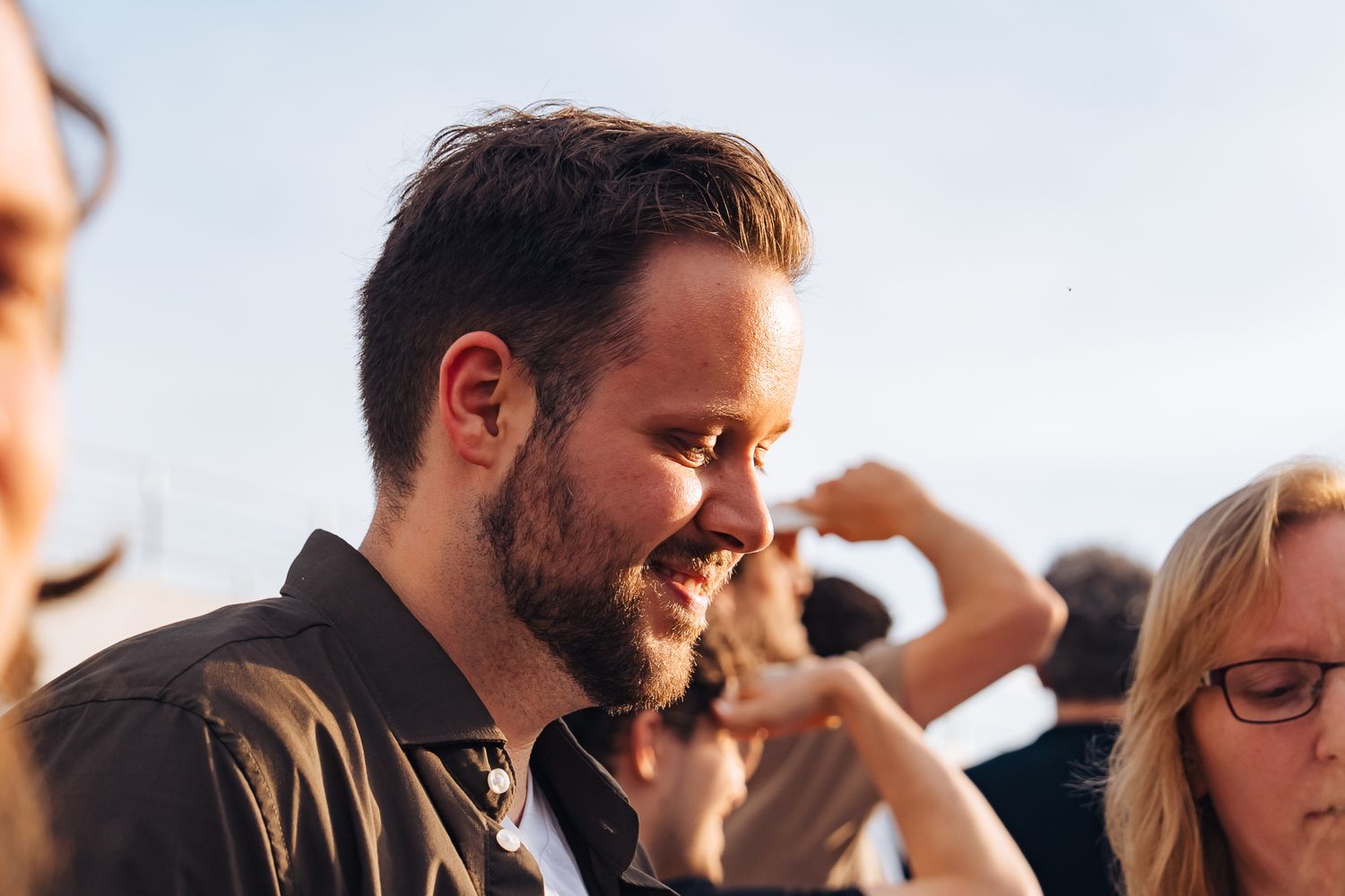 Junger lächelnder Mann im Licht der Abendsonne