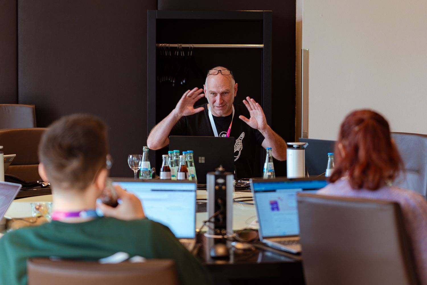 Stefan Riedel gestikuliert mit beiden Händen während seines Workshops auf der ColorCloud 2025 in Richtung seiner Zuhörenden