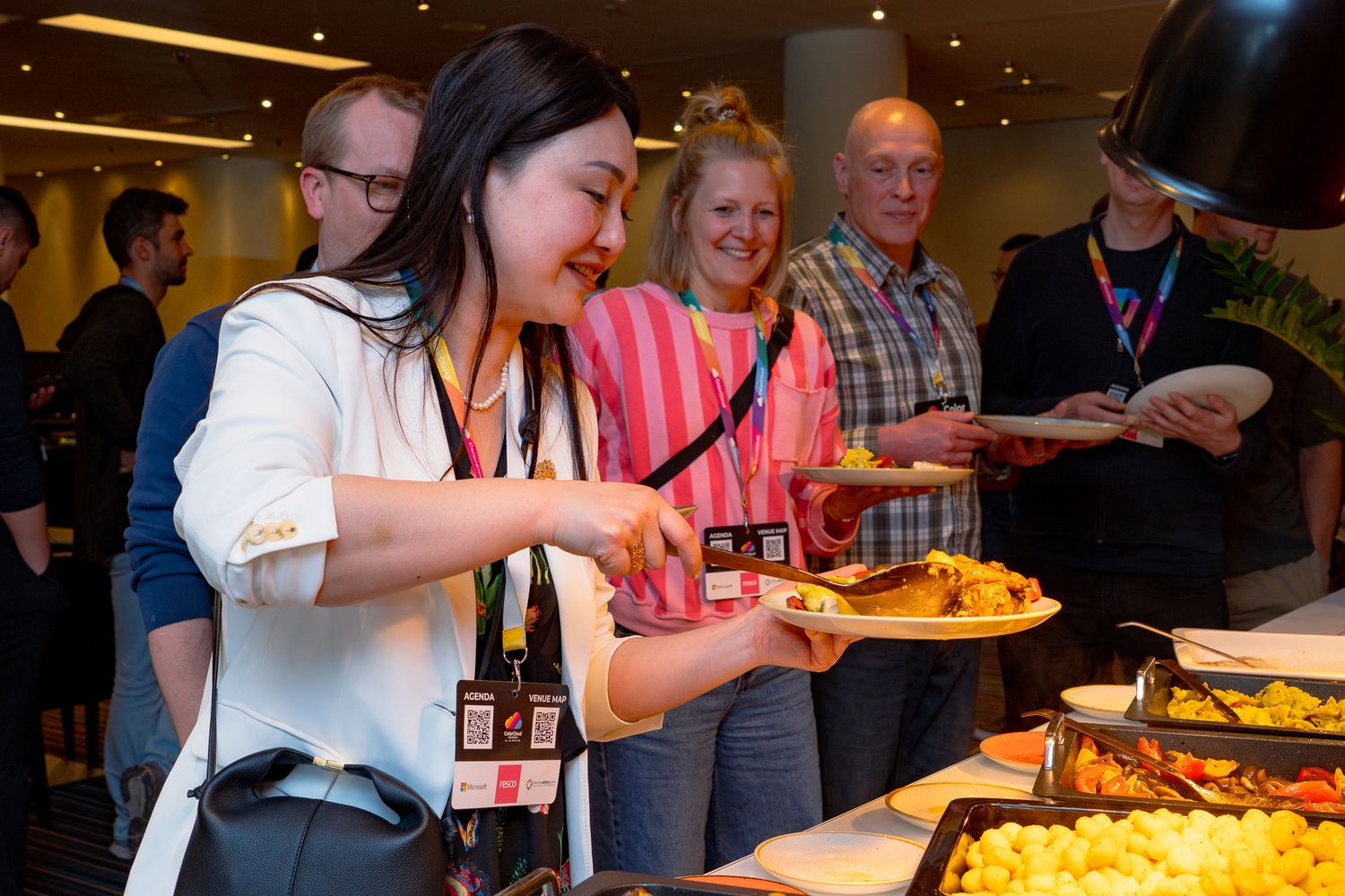 Teilnehmende des ColorCloud-Workshops füllen sich ihre Mittagsteller am Buffet