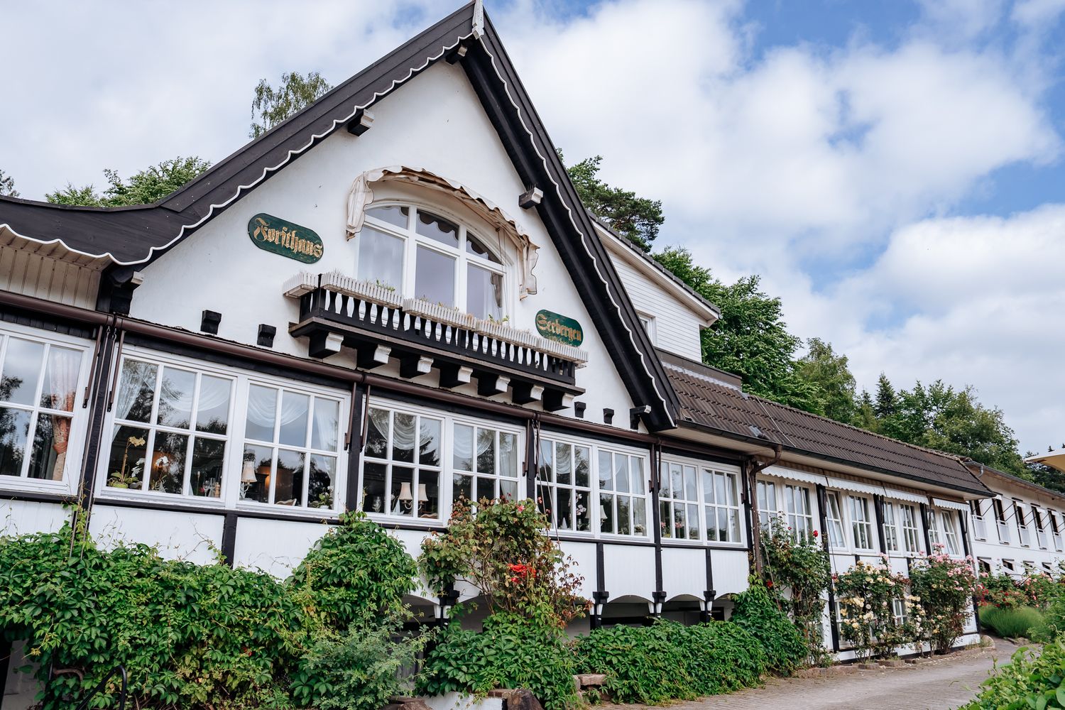 Außenansicht des Restaurants Schwanenteich im Forsthaus Seebergen