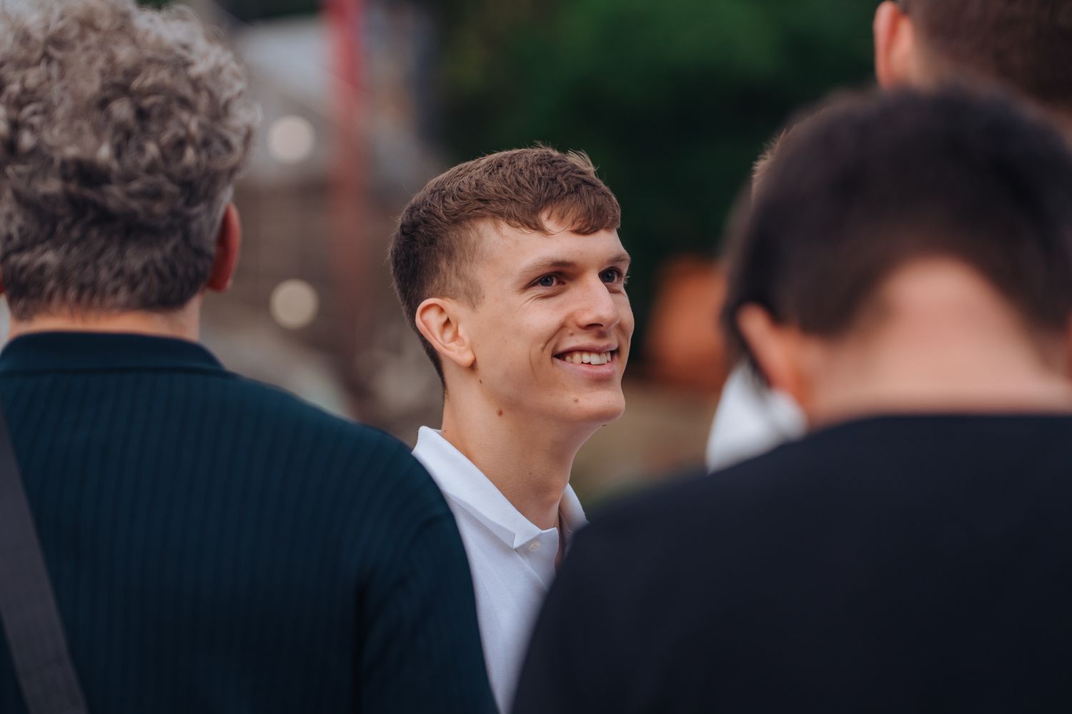 Junger lächelnder Mann mit blonden kurzen Haaren