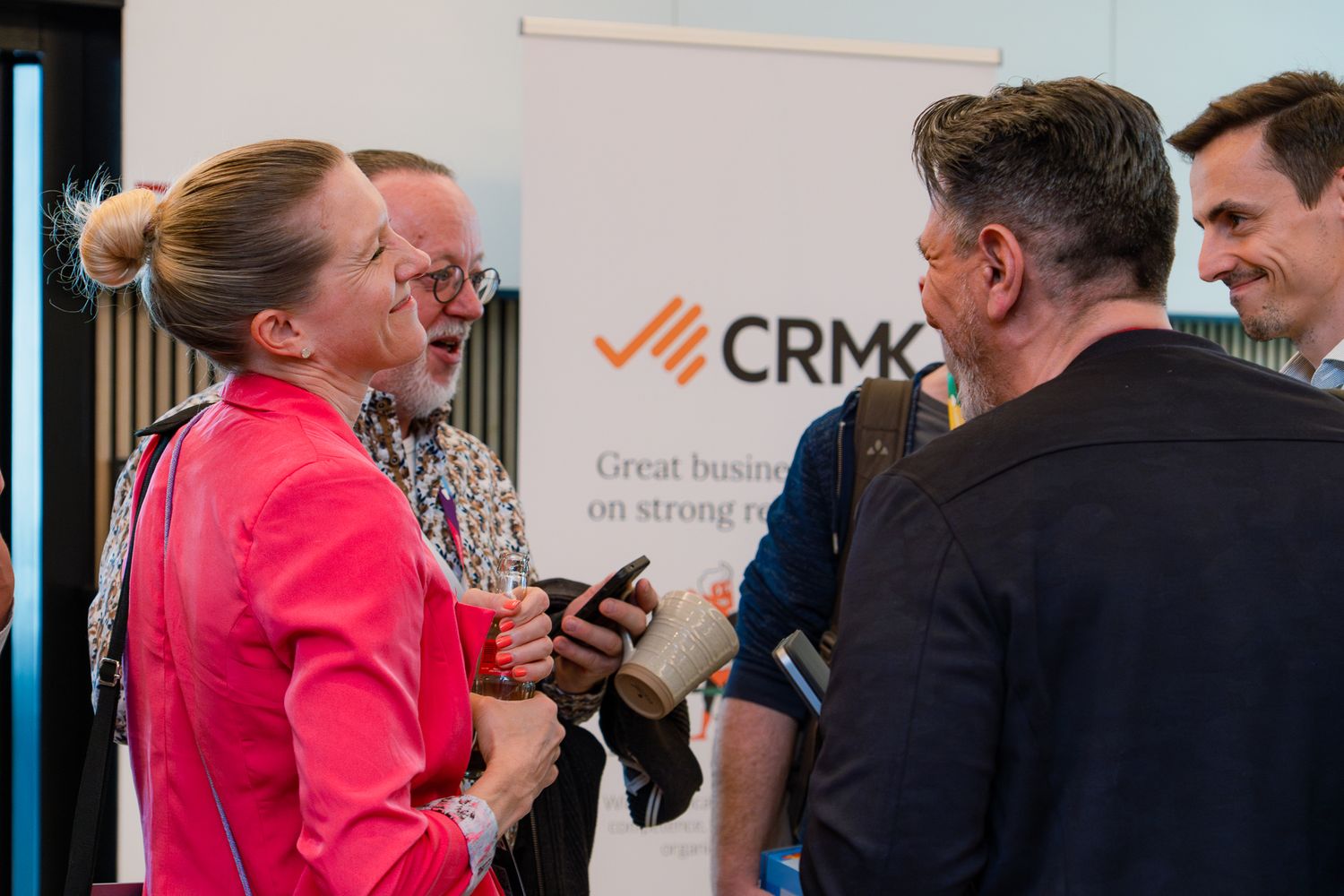 Mehrere Teilnehmende networken im Foyer der ColorCloud-Konferenz 2025