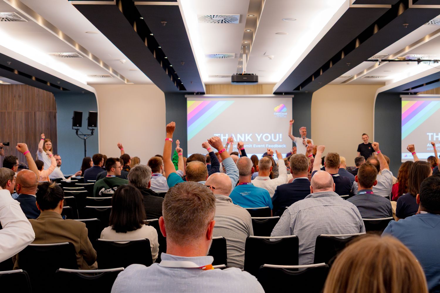 Die Teilnehmenden an der Closing Note der ColorCloud-Konferenz 2025 halten ihre Hände in die Höhe