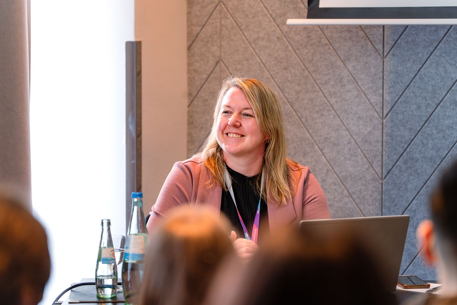 Julia Redner hält einen Vortrag auf der ColorCloud-Konferenz 2025