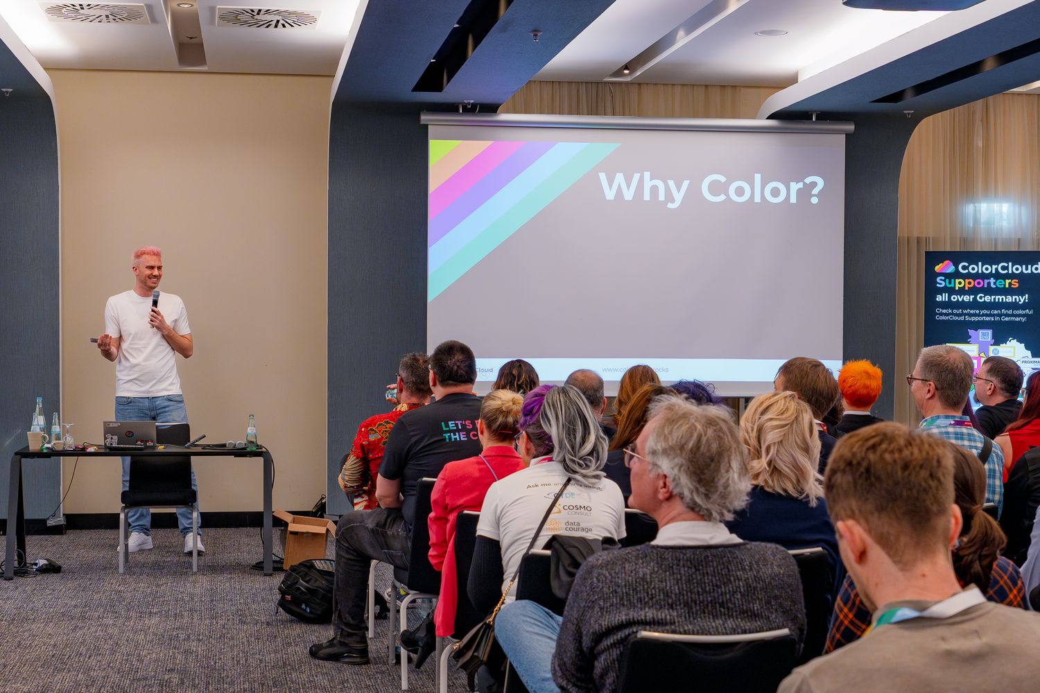 Mats Necker hält die Eröffnungsrede zur ColorCloud 2025 vor den Teilnehmenden