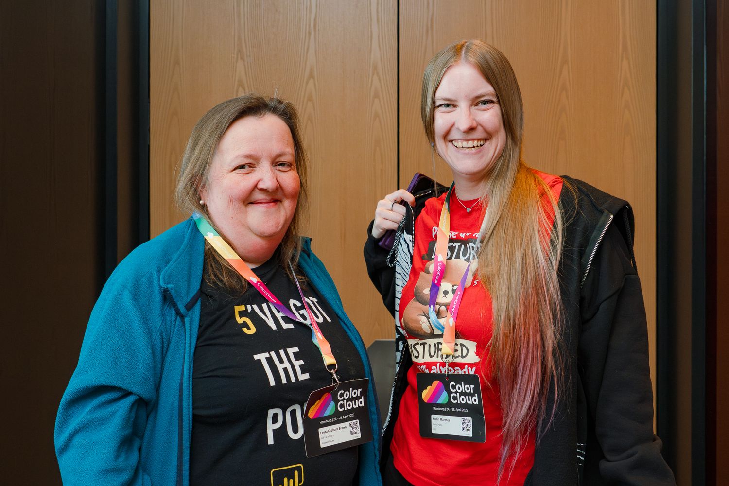 Laura Graham und Malin Martnes posieren für die Kamera und lächeln