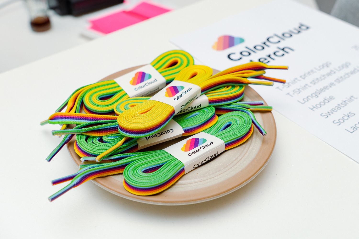 Eine Schale am Merch-Stand der ColorCloud-Konferenz mit Sets von bunten Schnürsenkeln