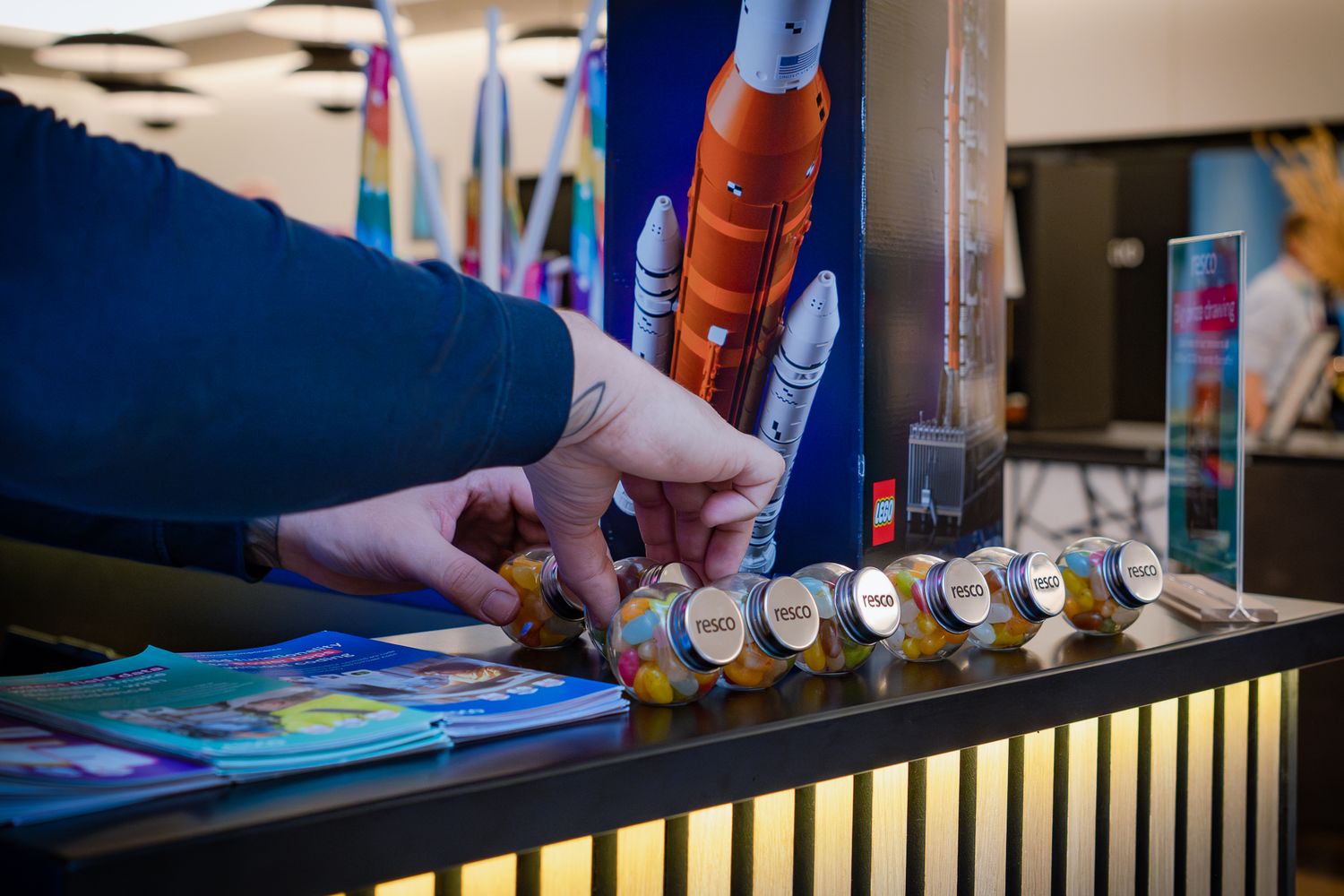 Verschiedene Merch-Artikel des Sponsors Resco im Foyer der ColorCloud 2025