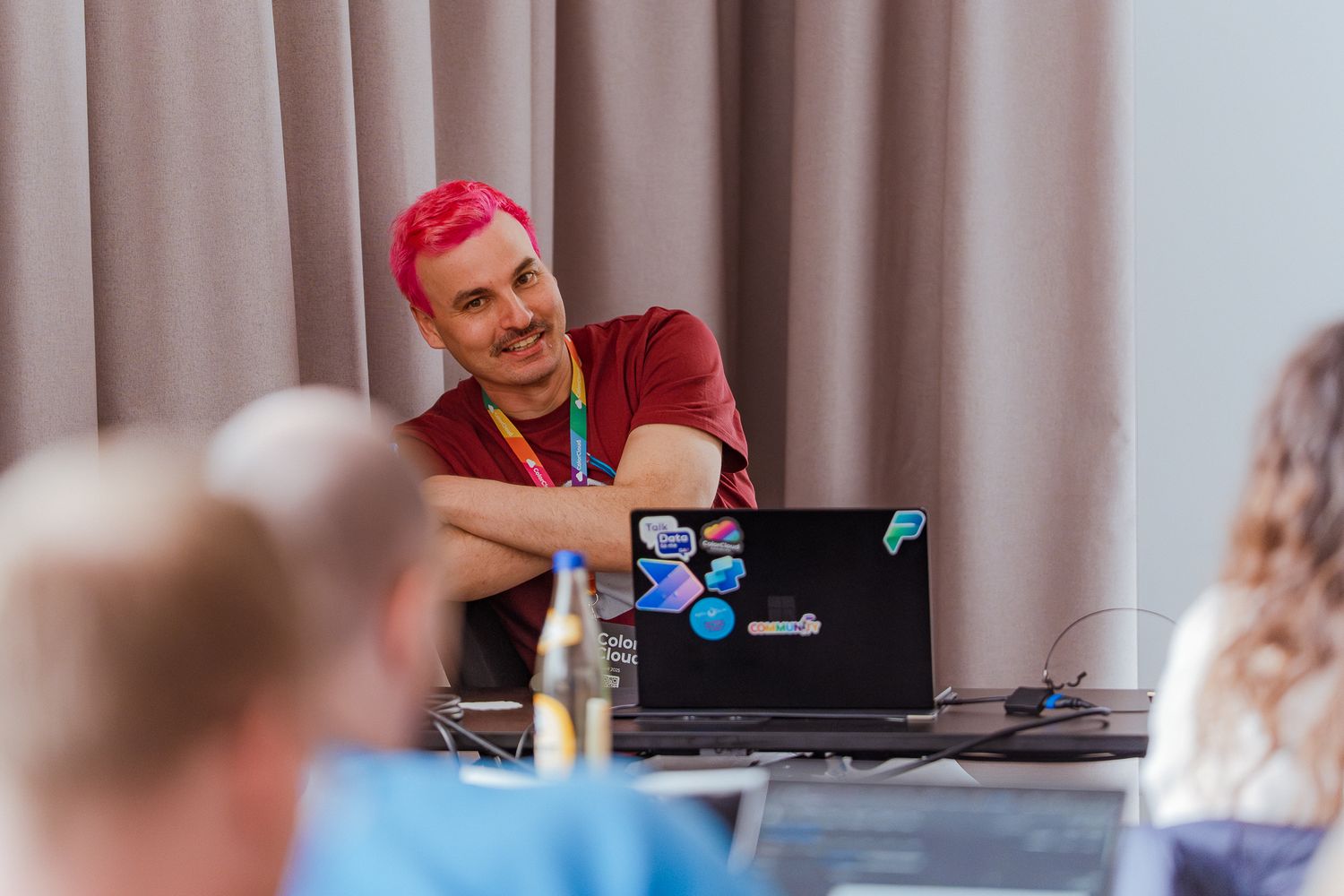 Robin Rosengrün spricht mit den Teilnehmenden seines ColorCloud-Workshops
