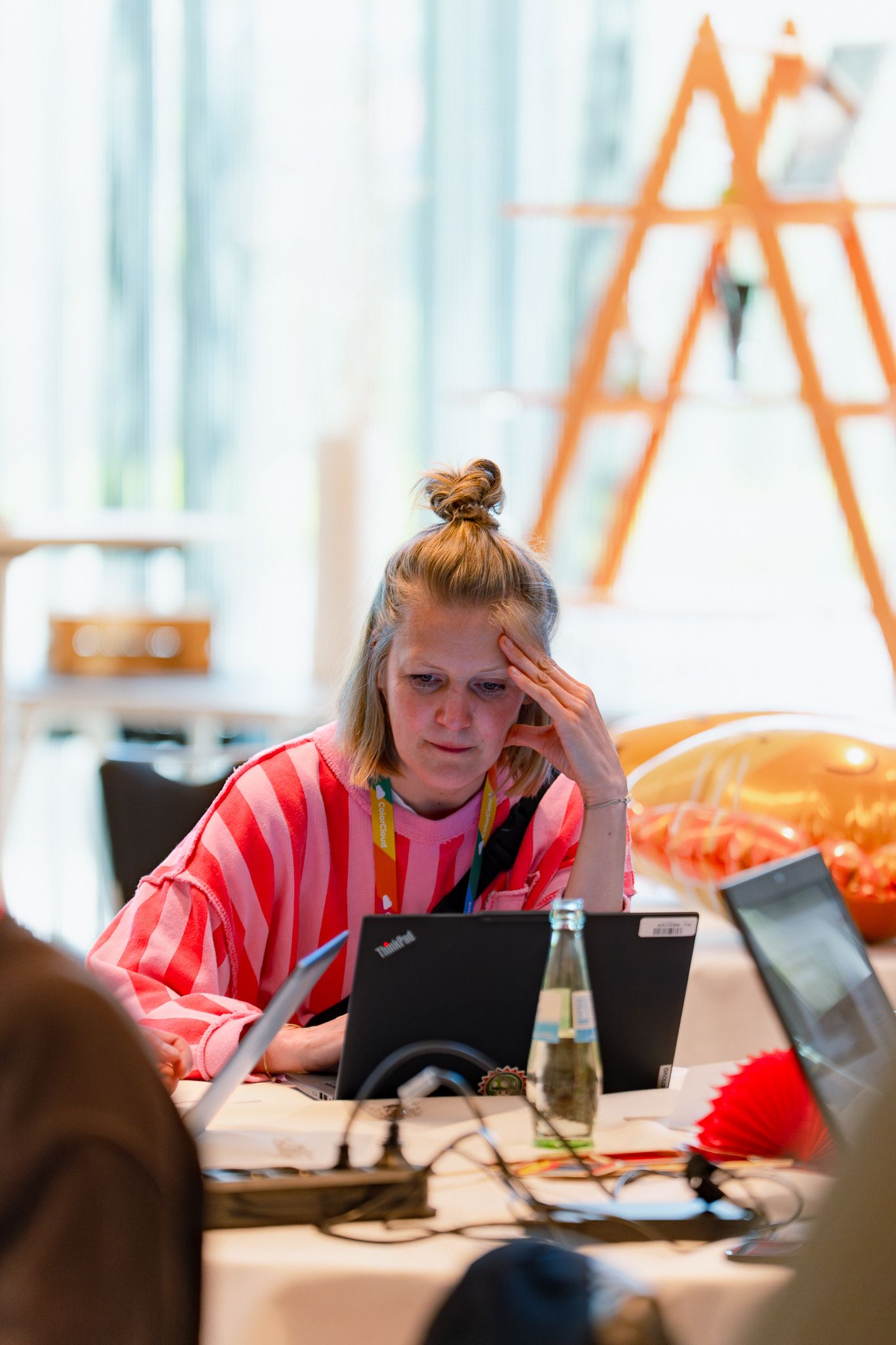 Eine Teilnehmerin am ColorCloud PromptAthon arbeitet vor ihrem Laptop