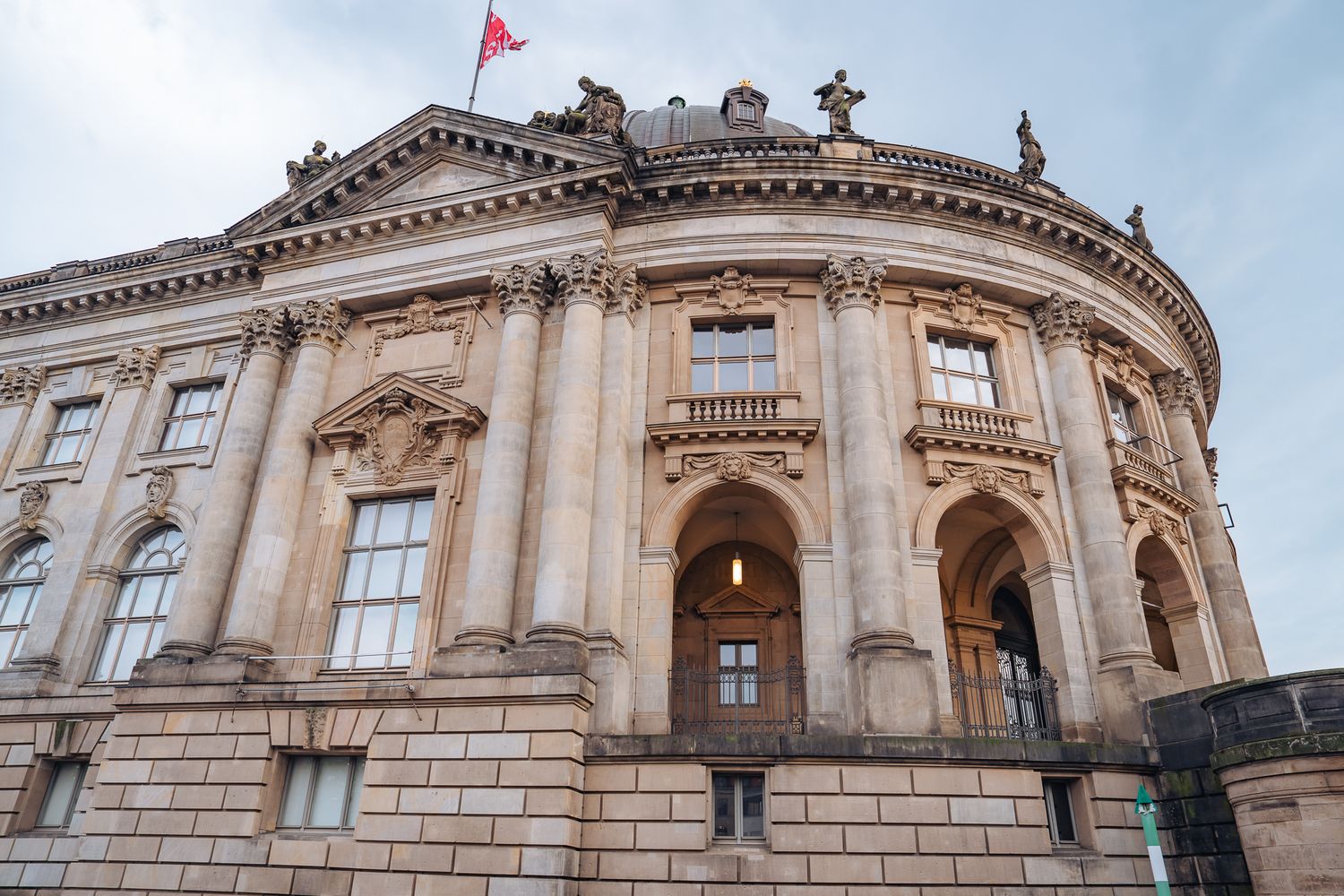 Fassade des Bode-Museums mit Säulen, Rundbögen und Skulpturen auf dem Dach