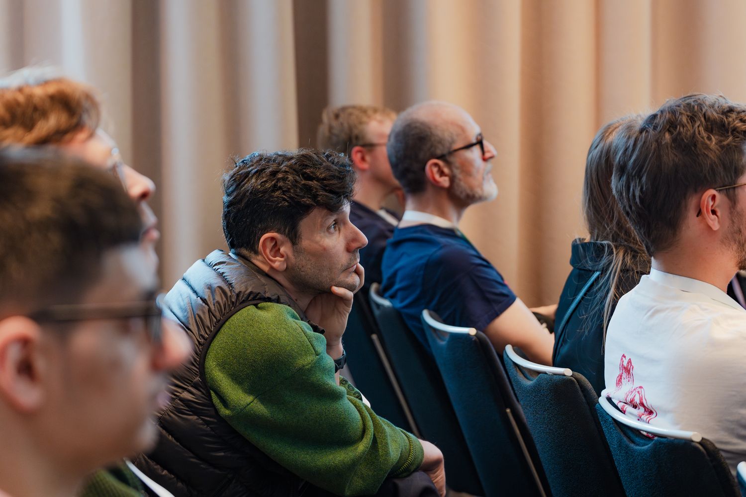 Ein Teilnehmer hört konzentriert einem Vortrag auf der ColorCloud zu