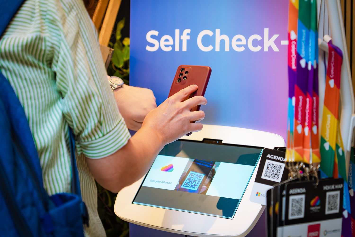 Self-Check-in beim ColorCloud Event 2025 in Hamburg – Teilnehmende scannen mit ihrem Smartphone zur Registrierung