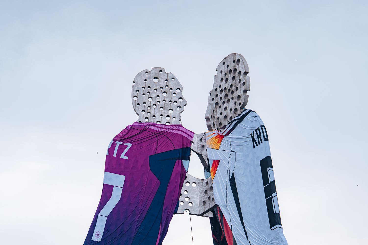 Skulptur ‚Molecule Man‘ von Jonathan Borofsky in der Spree, zwei Figuren in Fußballtrikots
