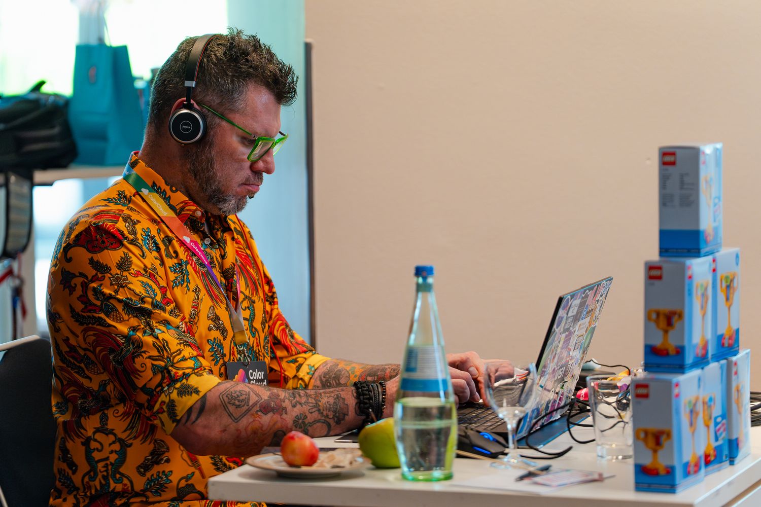Chris Huntingford arbeitet auf dem ColorCloud PromptAthon an seinem Laptop