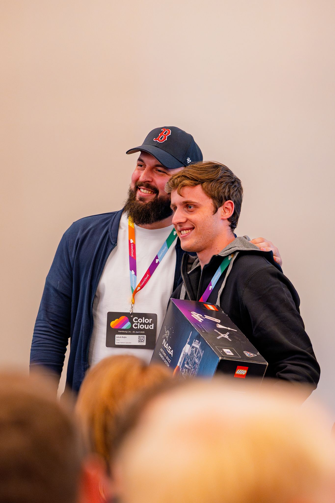 Jakub Bajla posiert mit dem Gewinner des Lego-Sets für ein Foto