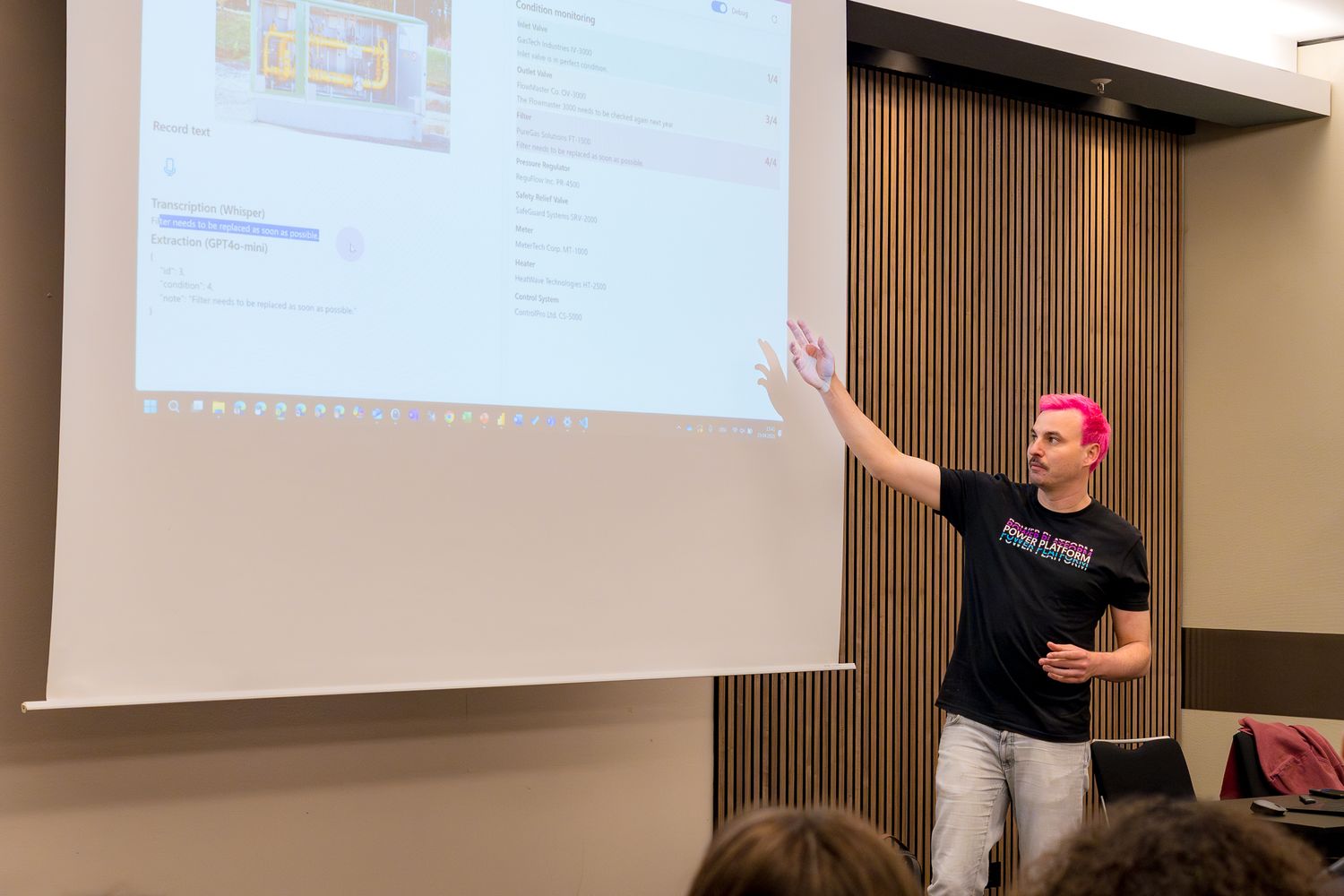 Robin Rosengrün zeigt während seines Vortrags auf der ColorCloud-Konferenz 2025 auf eine Leinwand