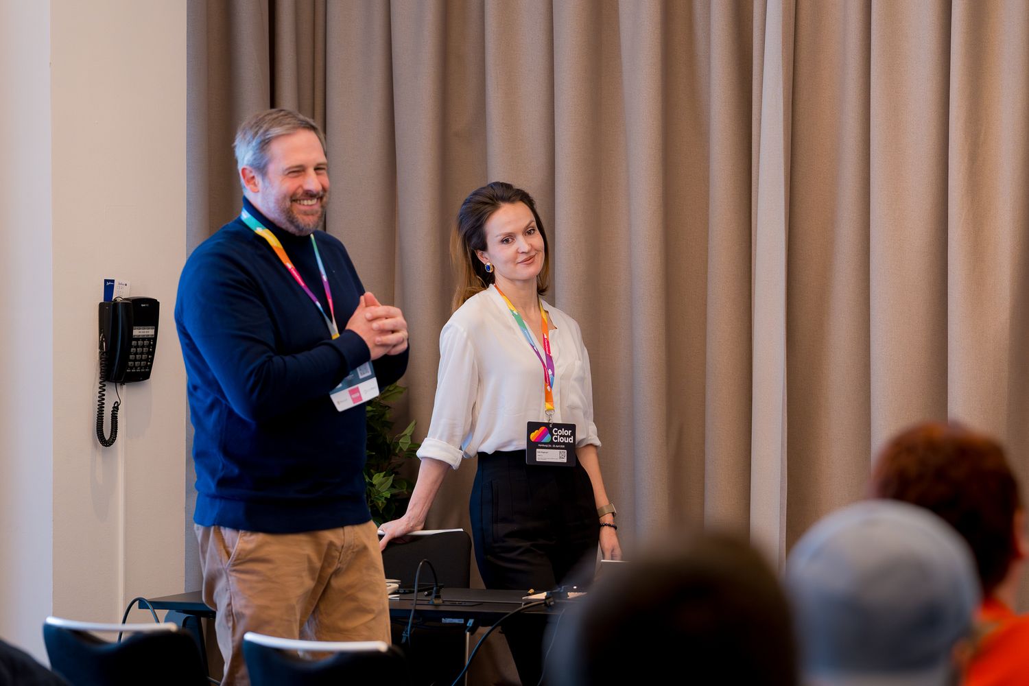 Edit Kapcari und Christopher Strauß halten einen Vortrag auf der ColorCloud-Konferenz 2025