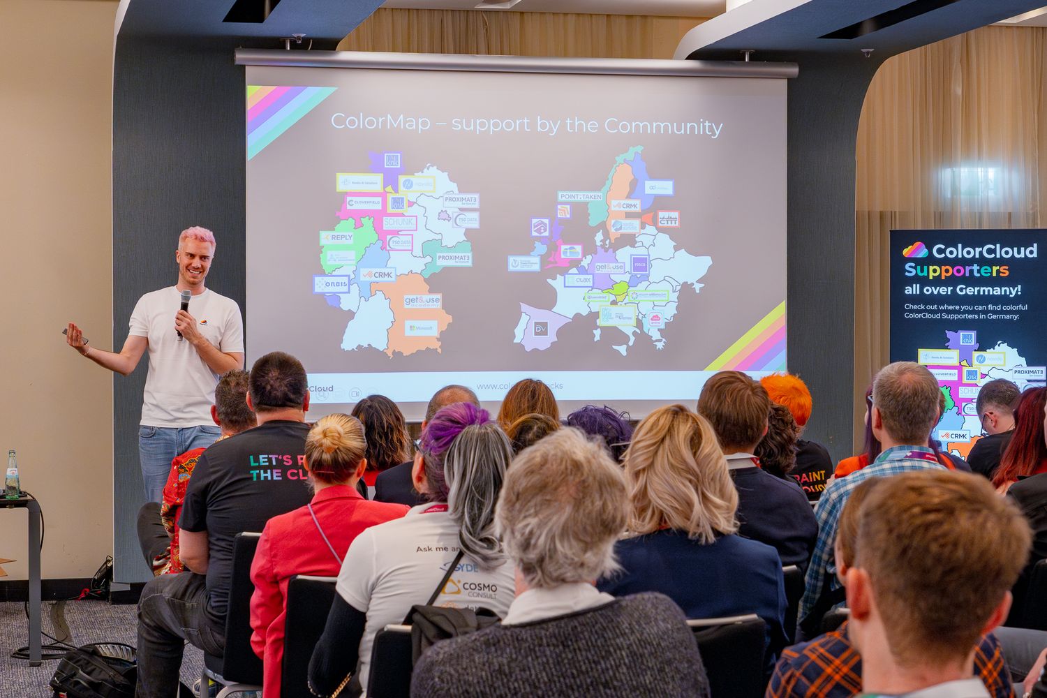 Mats Necker hält seine Eröffnungsrede vor den Teilnehmenden der ColorCloud 2025