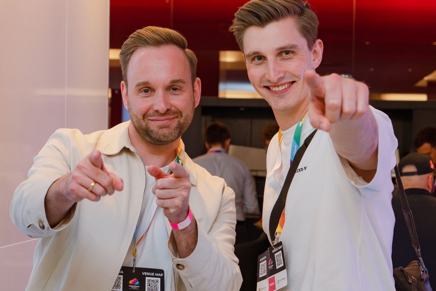Alexander Woge und ein Mann posieren gemeinsam für die Kamera