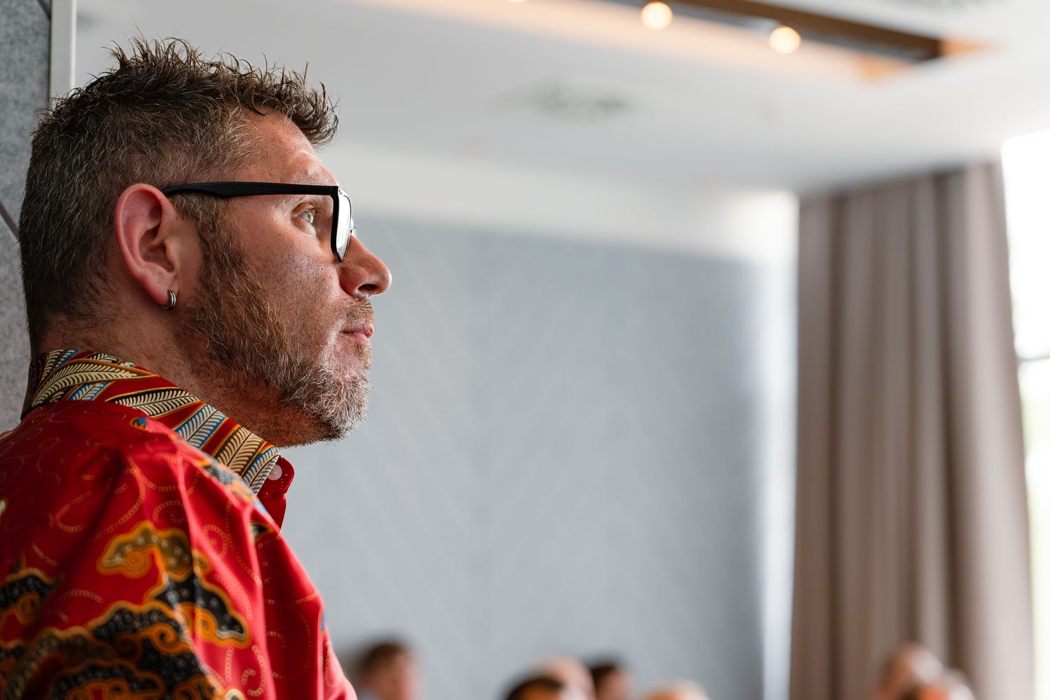 Chris Huntingford hört dem Vortrag von Andrew auf der ColorCloud-Konferenz 2025 zu