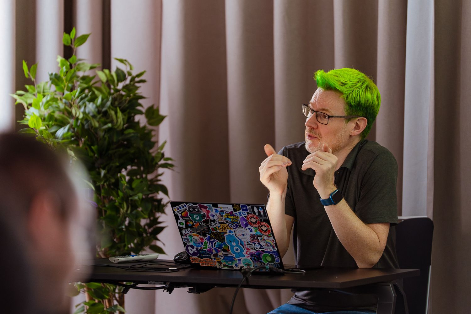 Scott Durow mit grün gefärbten Haaren hält einen Vortrag auf seinem ColorCloud-Workshop