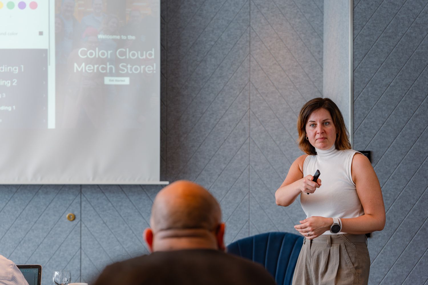 Speakerin Ulrikke Akerbaek zeigt während ihres Vortrags auf der ColorCloud-Konferenz 2025 auf einen Teilnehmer im Publikum