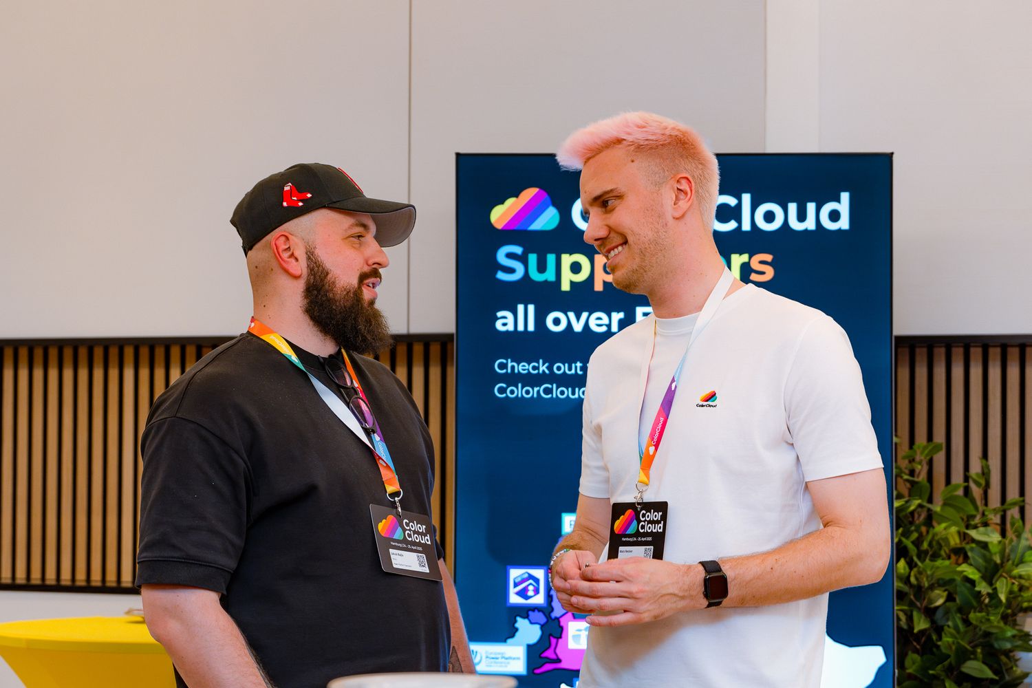 Jakub Bajla und Mats Necker unterhalten sich im Foyer der ColorCloud-Konferenz 2025