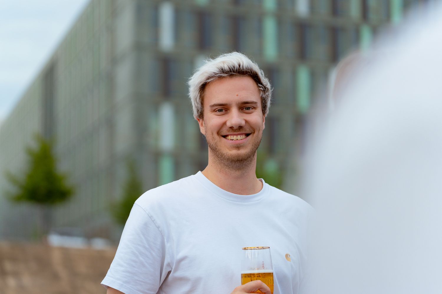 Mats Necker auf der Sommerfeier der knk Customer Engagement mit Bierglas