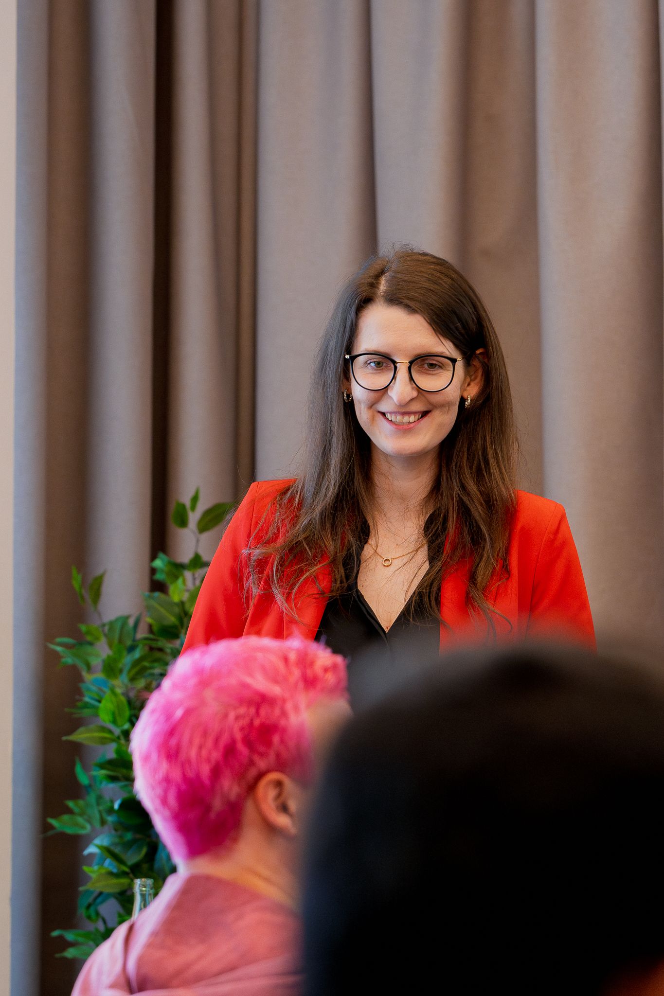Jessica Kreidel hält einen Vortrag der ColorCloud