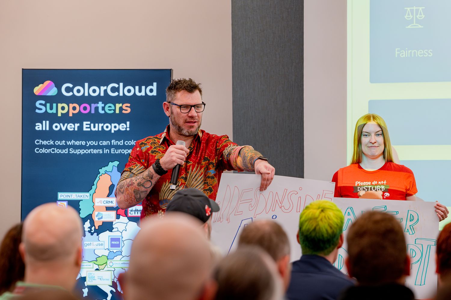 Chris Huntingford zeigt während der Keynote auf der ColorCloud Konferenz 2025 mit seinem Zeigefinger in das Publikum