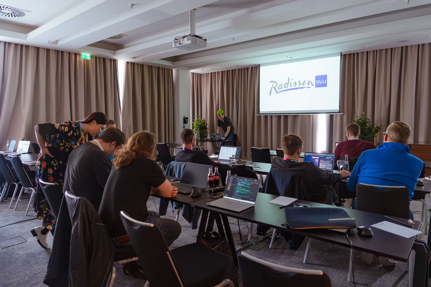 Teilnehmende an Scott Durows Workshop arbeiten in einem Seminarraum an ihren Laptops