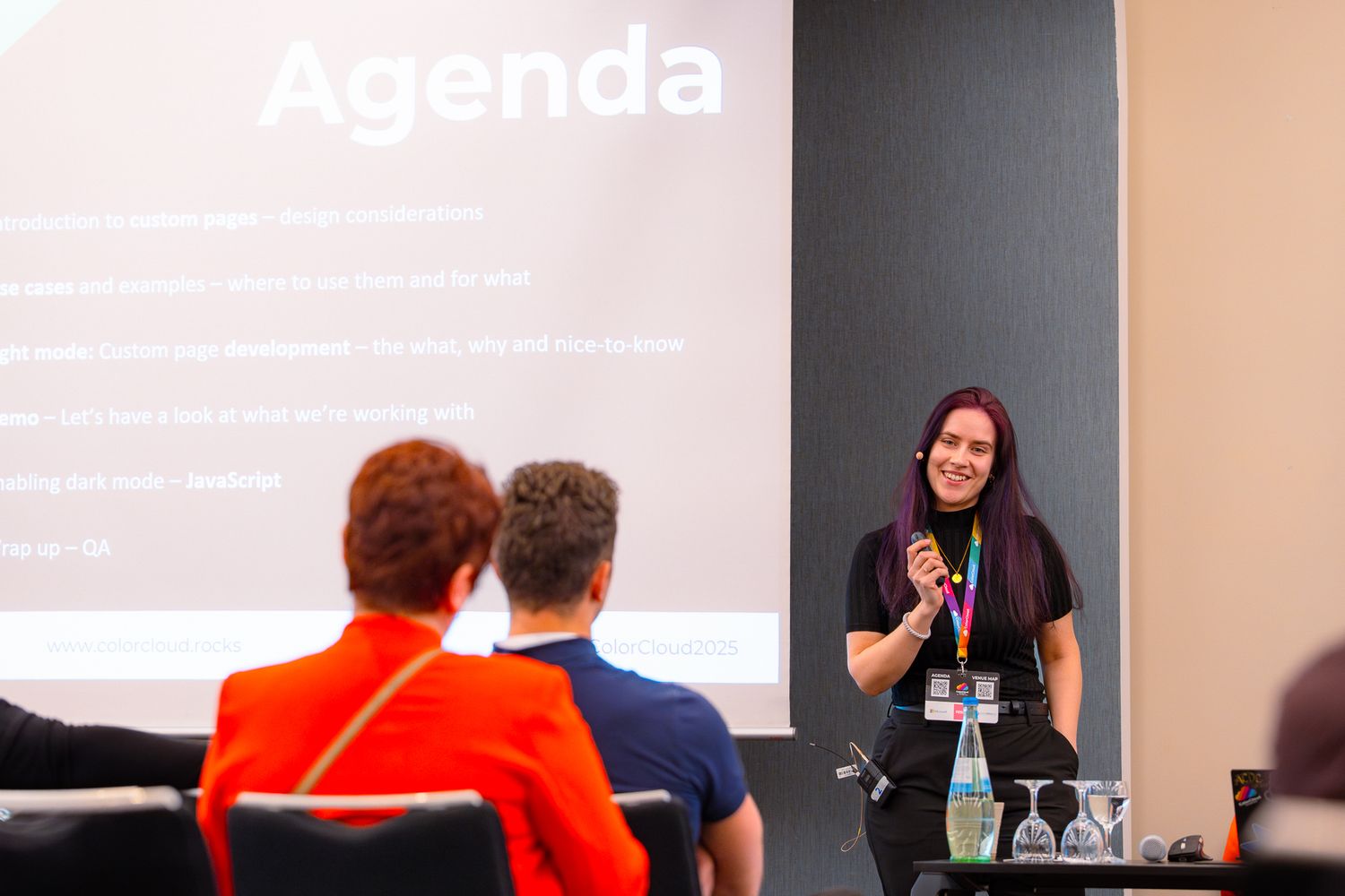 Cathrine Bruvold stellt die Agenda ihres Vortrags Teilnehmenden an der ColorCloud-Konferenz vor