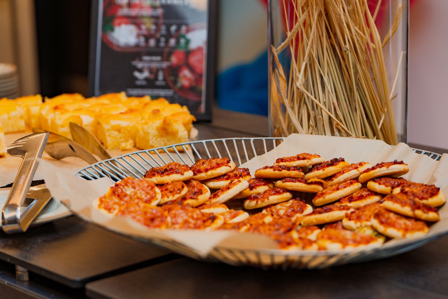 Herzhafte Mini-Pizzen und Kuchenstücke als Snackauswahl am Konferenzbuffet
