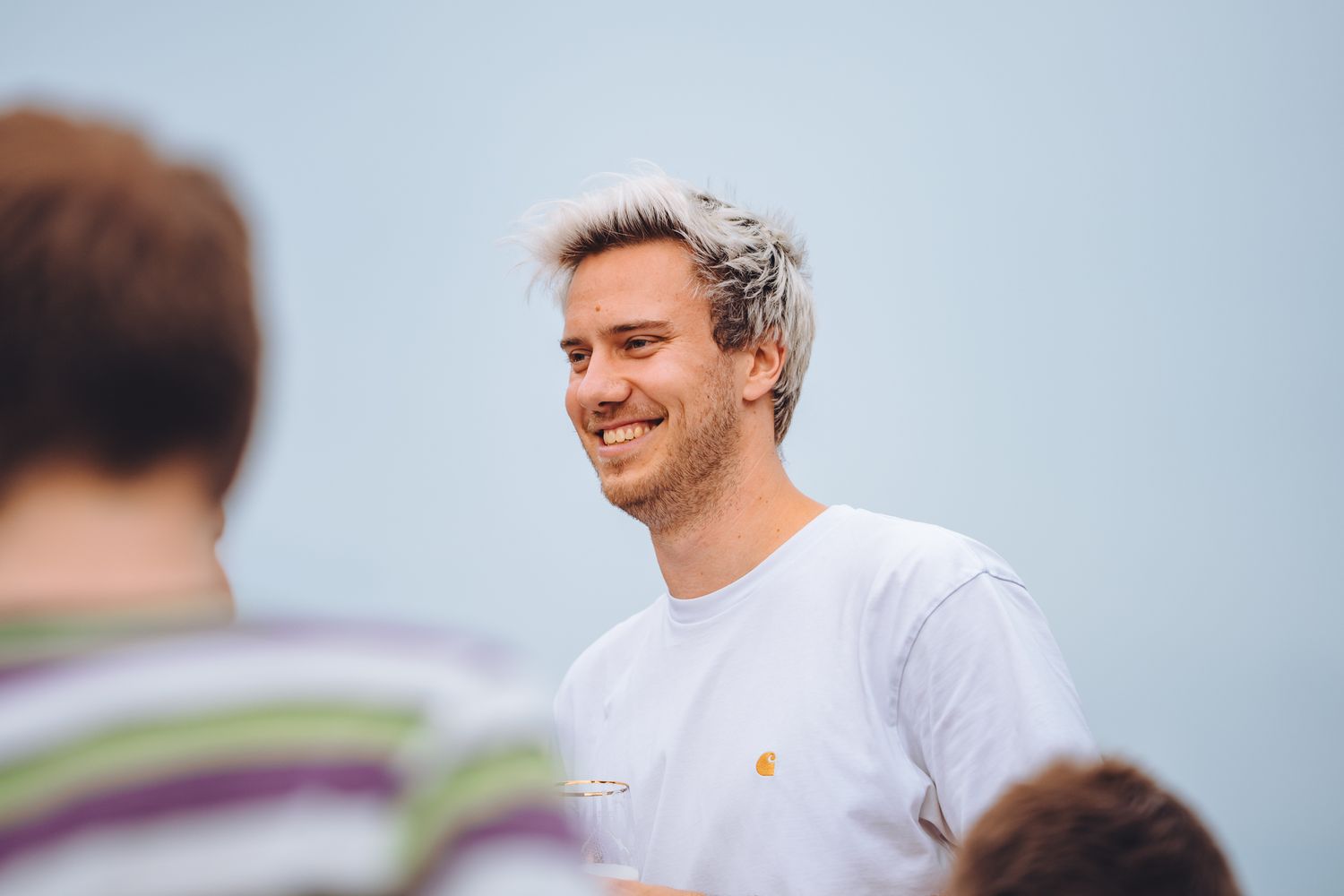 Lächelnder Mats Necker hält eine Rede