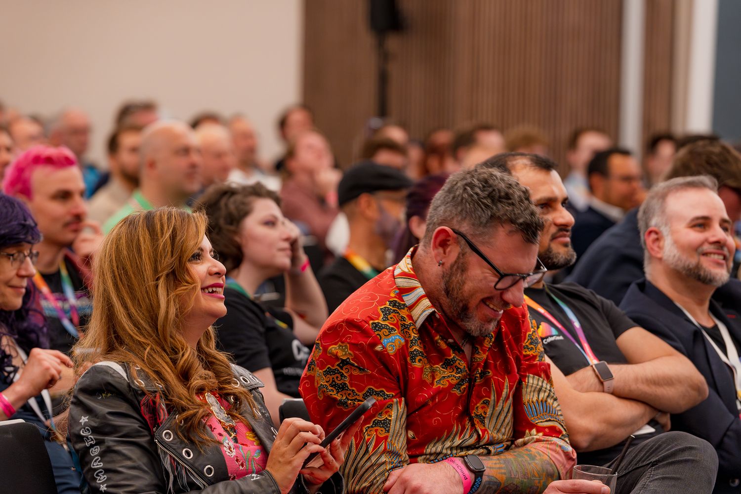 Dona Sarkar und Chris Huntingford lachen ausgelassen während des Vortrags von Scott Durow auf der ColorCloud-Konferenz 2025