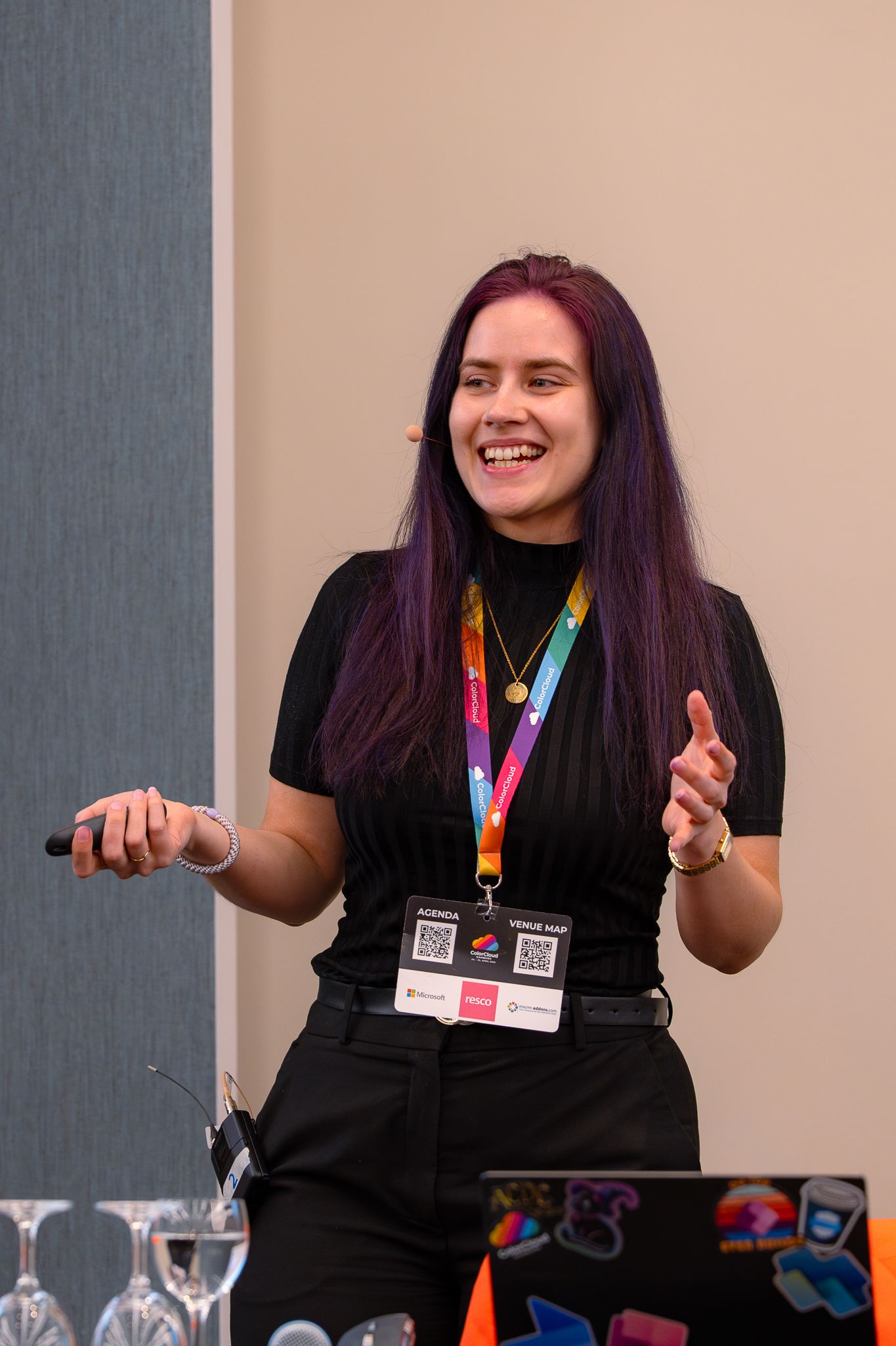 Speakerin Cathrine Bruvold gestikuliert während ihres Vortrags auf der ColorCloud 2025 mit den Händen