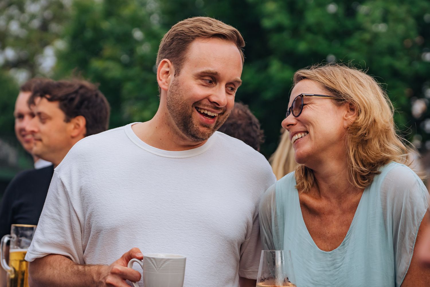 Alexander Woge, Geschäftsführer der knk Customer Engagement mit Mitarbeiterin