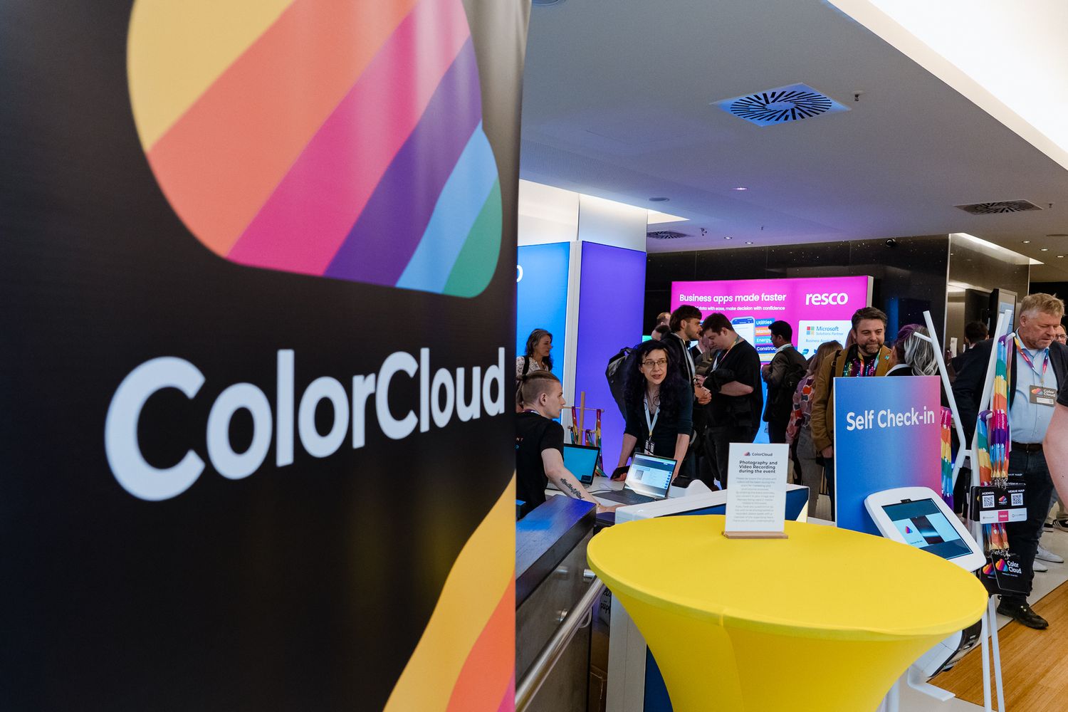 Ankunft im Foyer der ColorCloud 2025 in Hamburg: Teilnehmende checken ein und networken