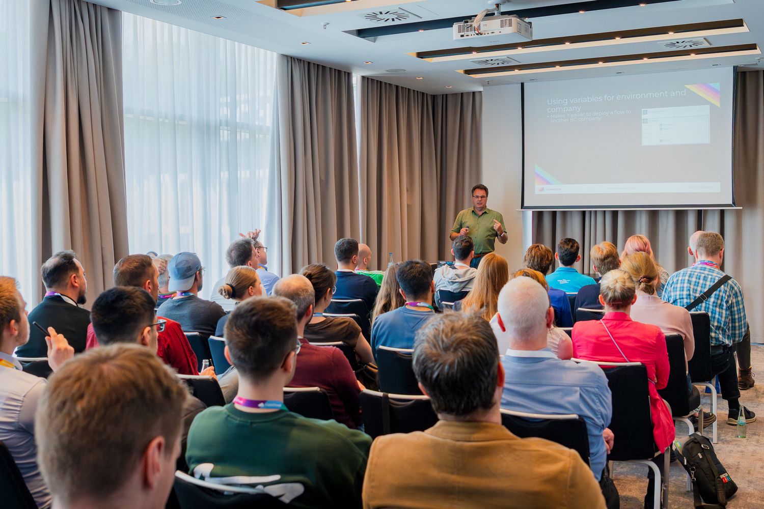 Arend-Jan Kauffmann hält in einem gefüllten Seminarraum einen Vortrag auf der ColorCloud 2025