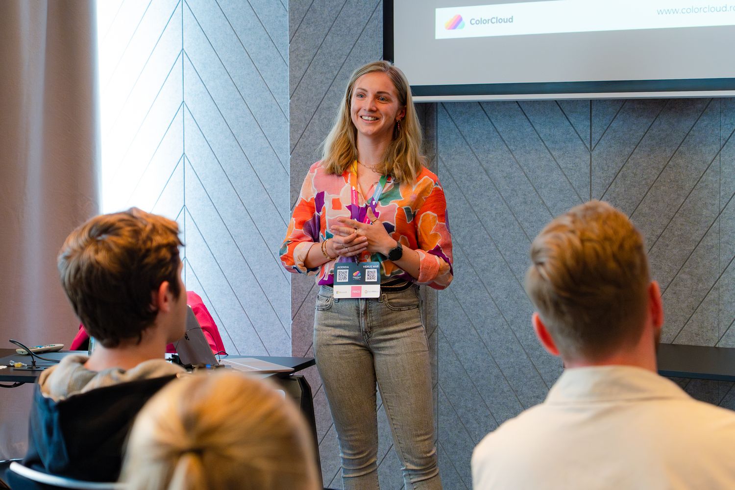 Michèle Böswald hält vor Teilnehmenden einen Vortrag auf ColorCloud 2025