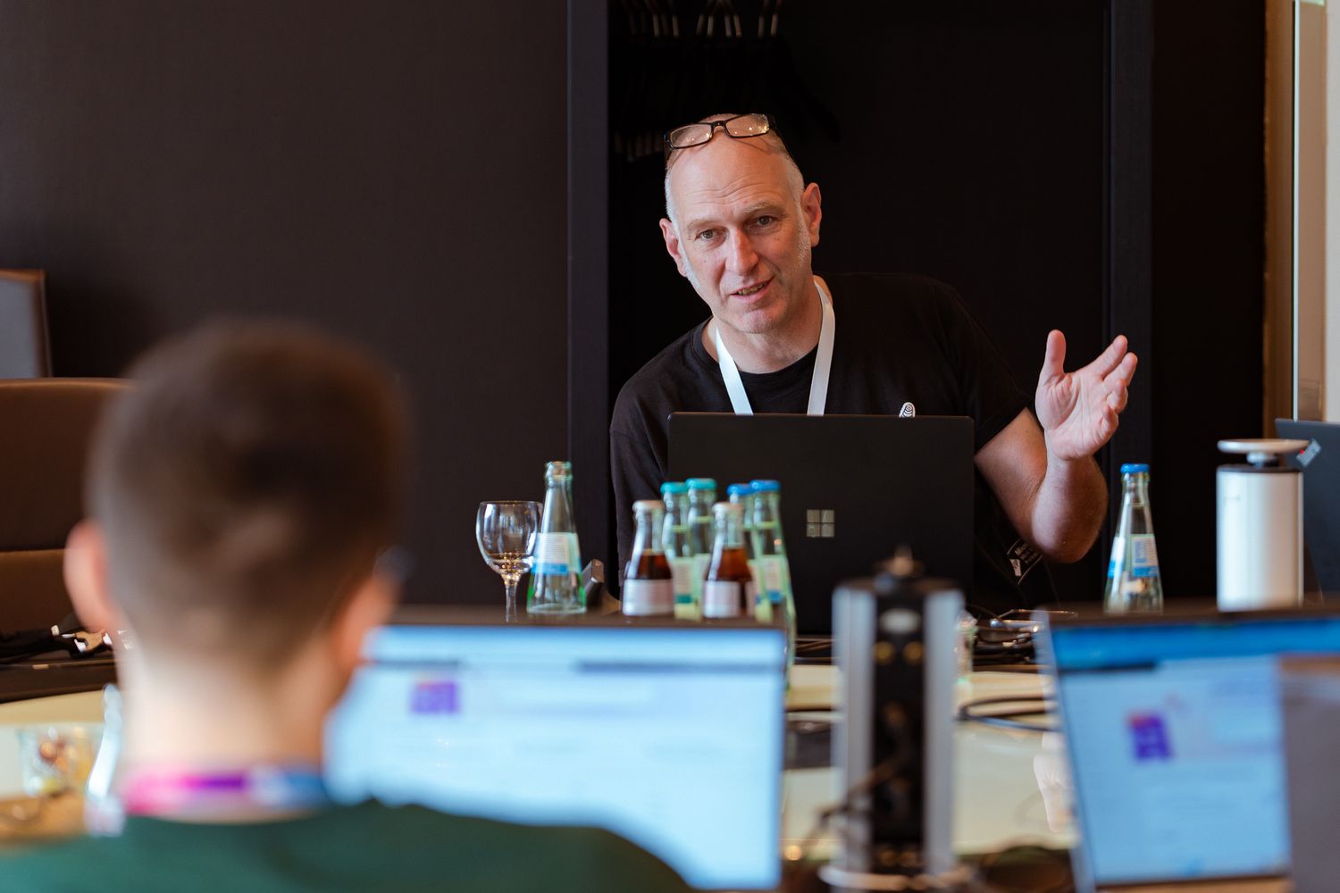 Stefan Riedel diskutiert mit einem Teilnehmer seines ColorCloud Workshops
