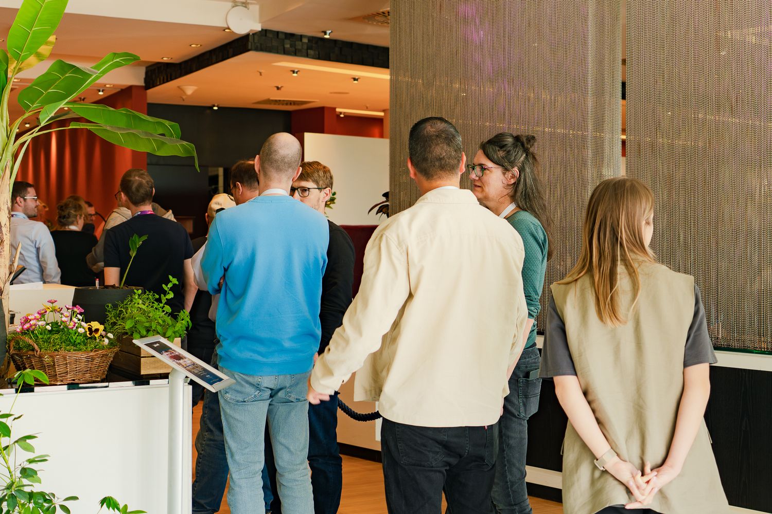 Teilnehmende des ColorCloud-Workshops stehen in einer Essensschlange