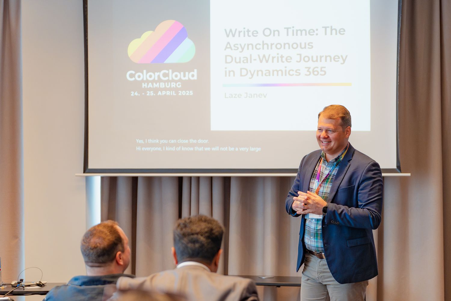 Laze Janev hält seinen Vortrag vor den Teilnehmenden der ColorCloud 2025