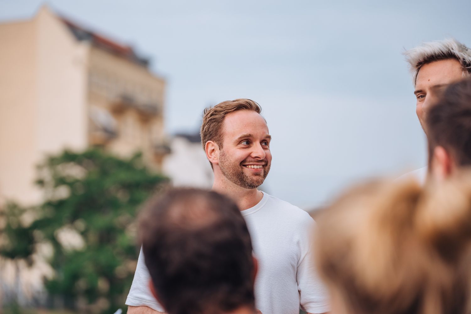 Lächelnder Alexander Woge, Geschäftsführer der knk Customer Engagment, hält eine Rede