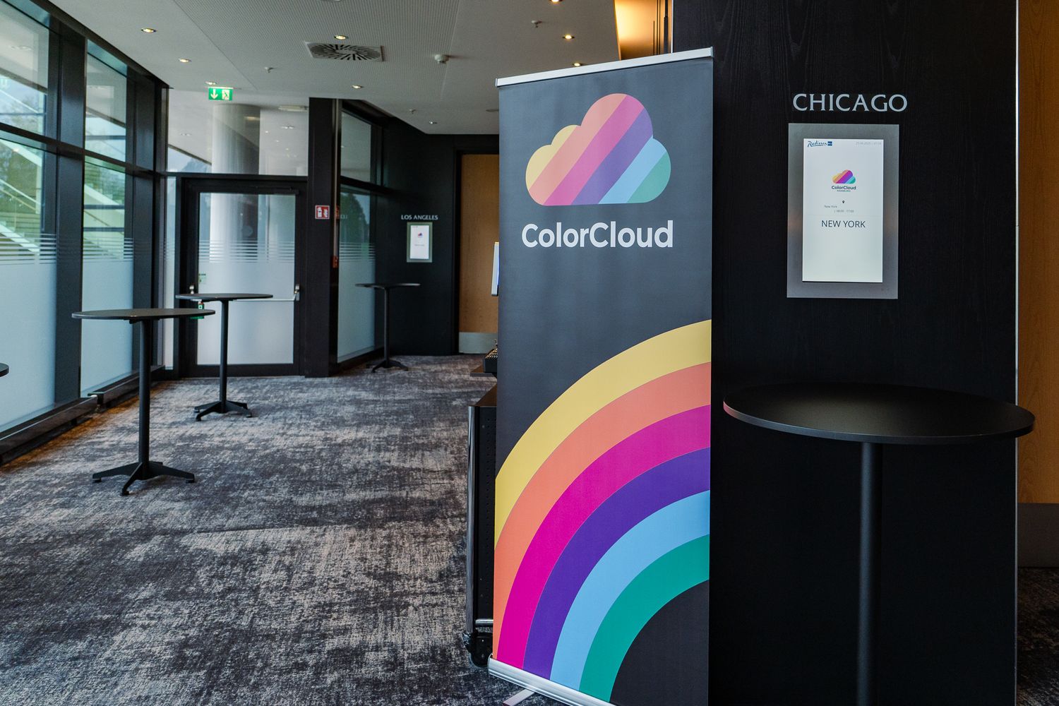 ColorCloud 2025 im Radisson Blu Hamburg: Rollup und Branding im Konferenzbereich