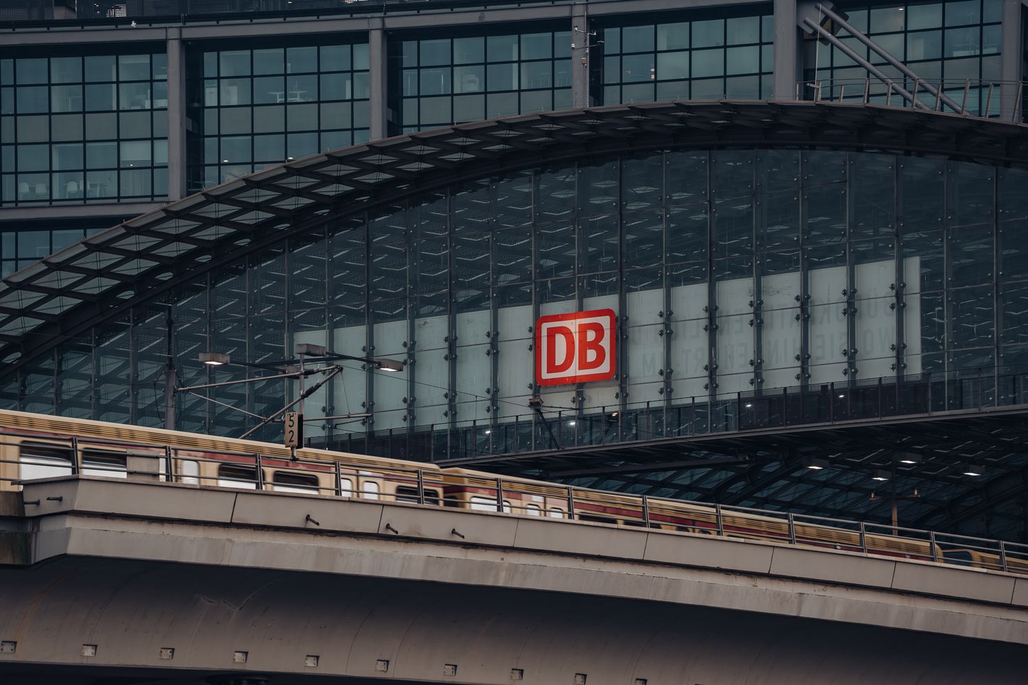 Berliner Hauptbahnhof mit einfahrendem Zug