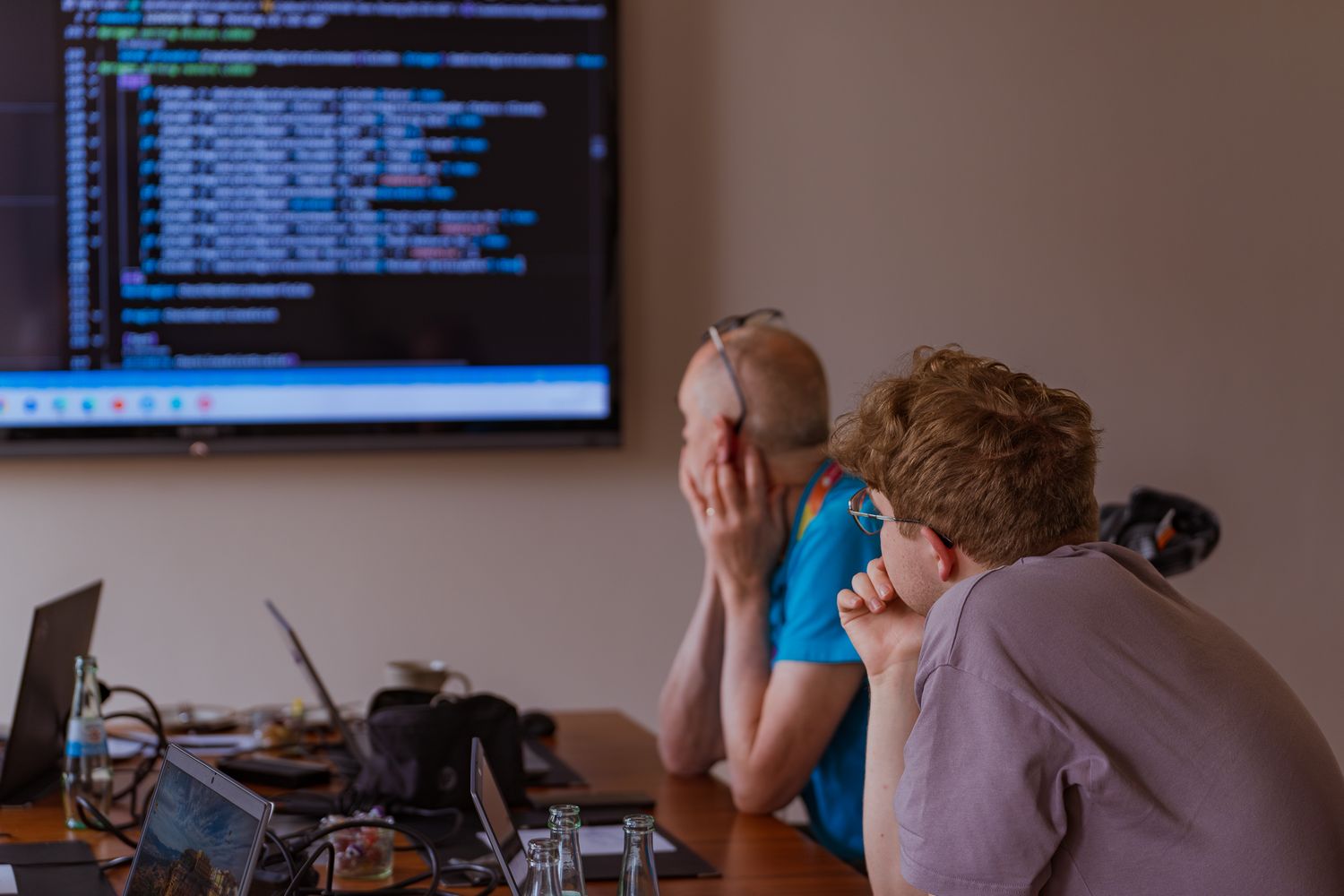 Teilnehmer des ColorCloud-Workshops schauen auf einen Bildschirm