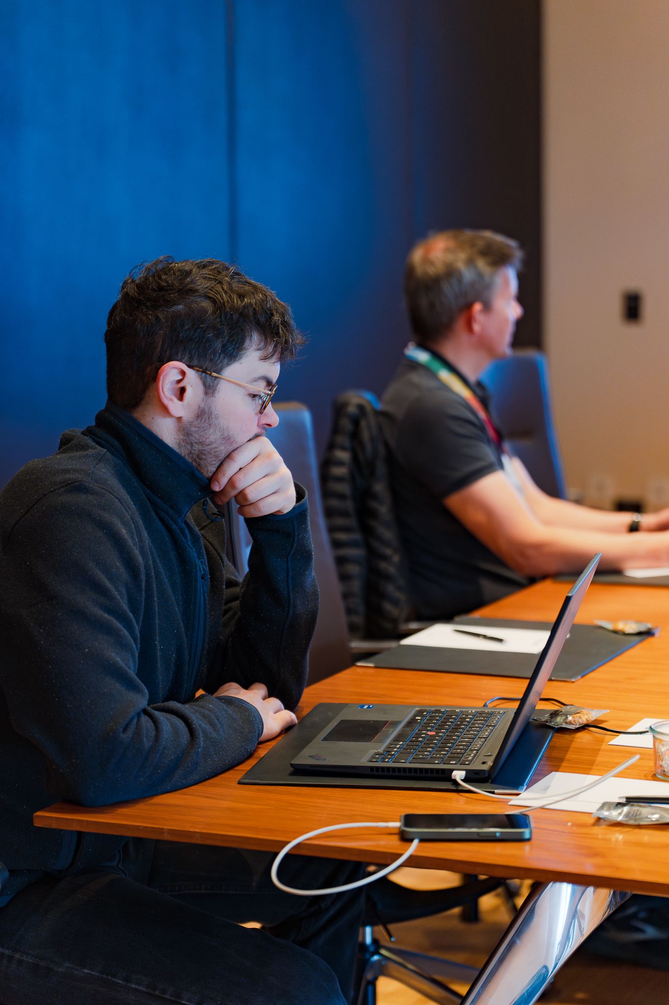 Teilnehmer des ColorCloud-Workshops sitzt nachdenklich vor seinem Laptop